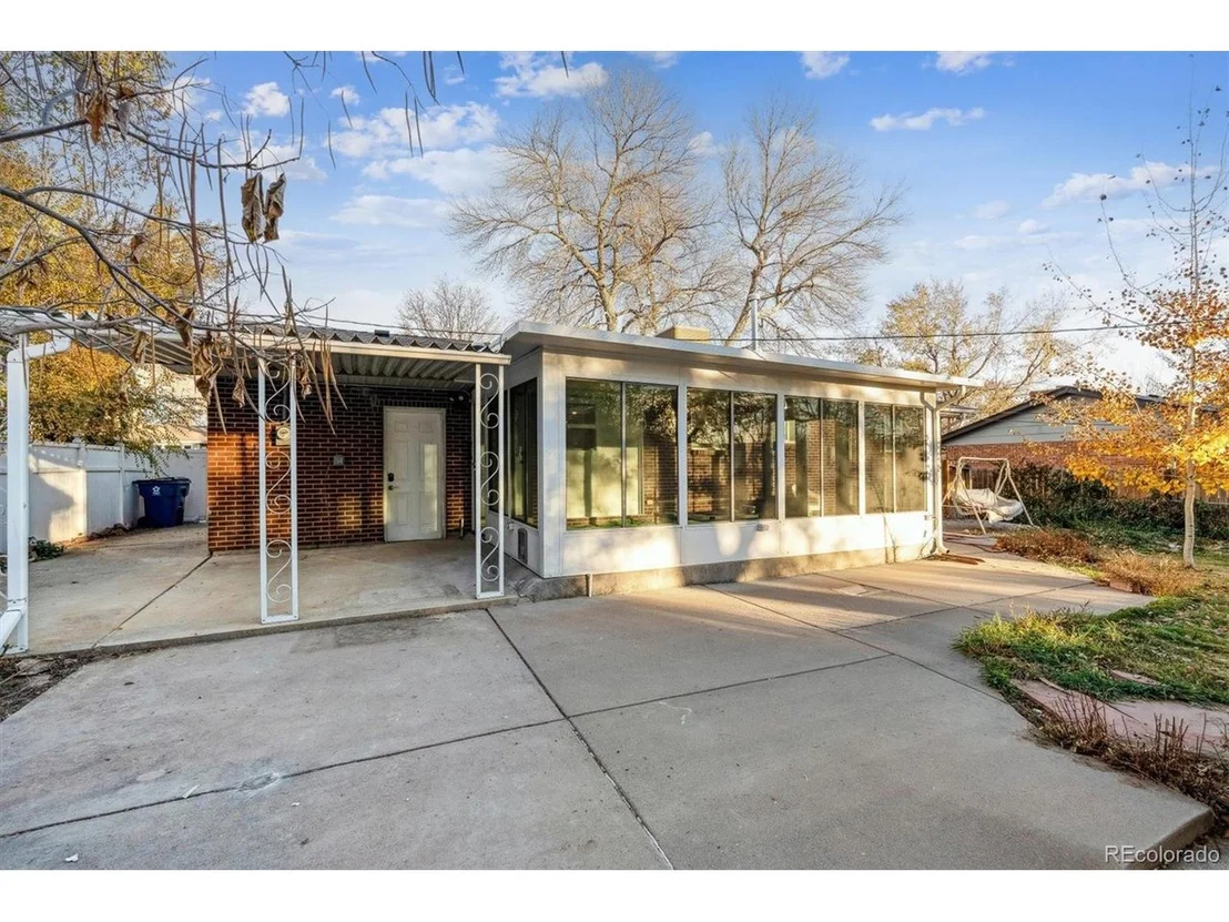 Photo of 1055 Iris St