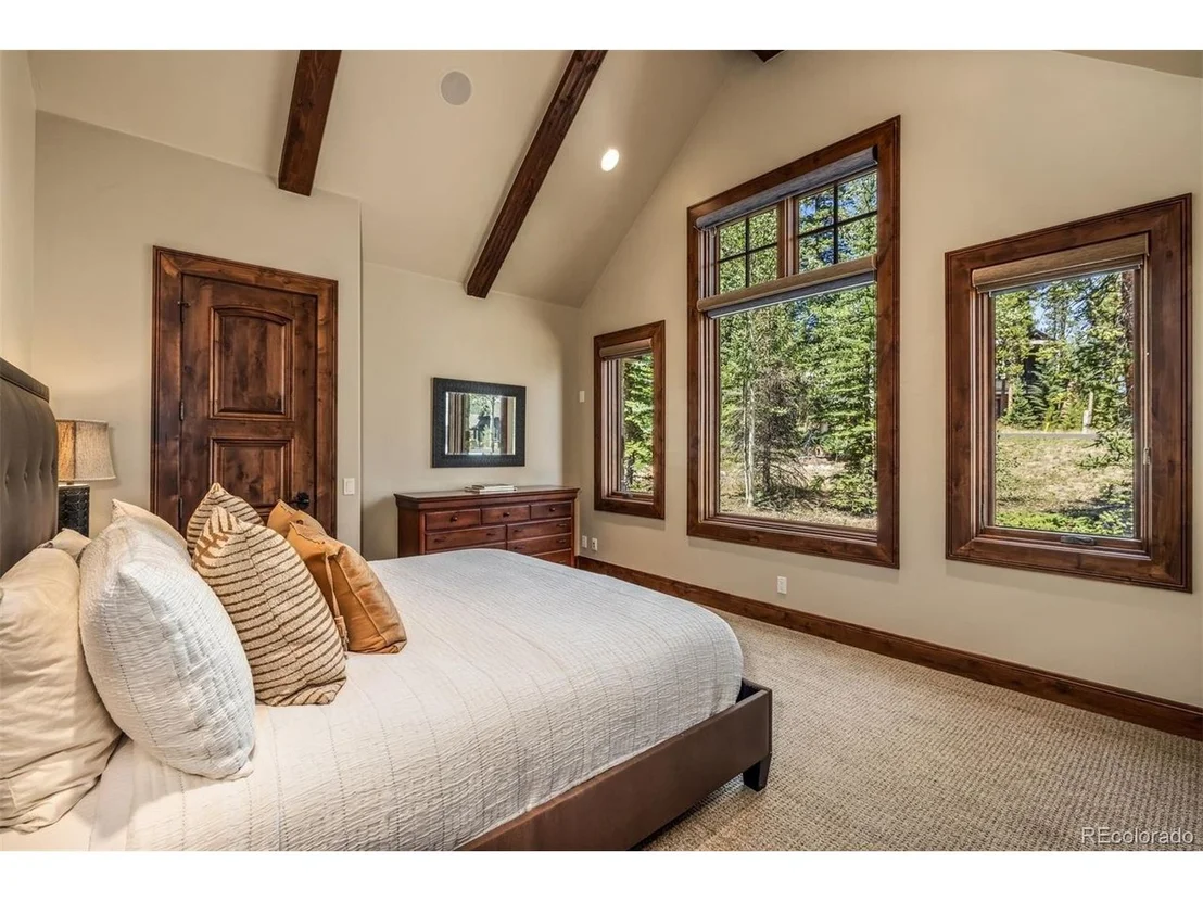 Photo of 345 Peerless Dr