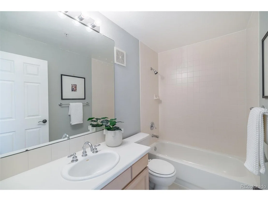 Photo of Unit 3077207 at 3077 29th St