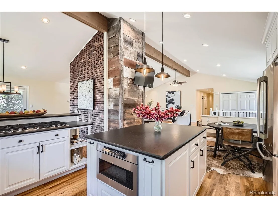 Photo of 6685 Chalet Cir