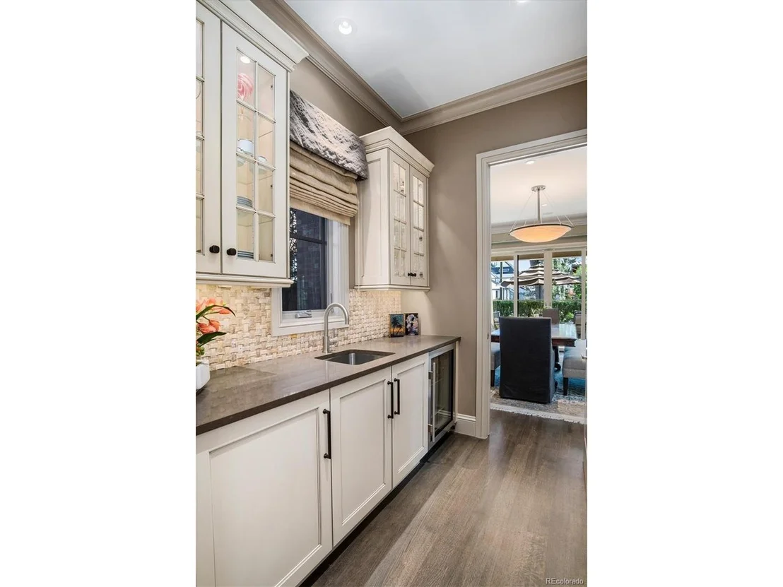 Photo of 445 Cook St