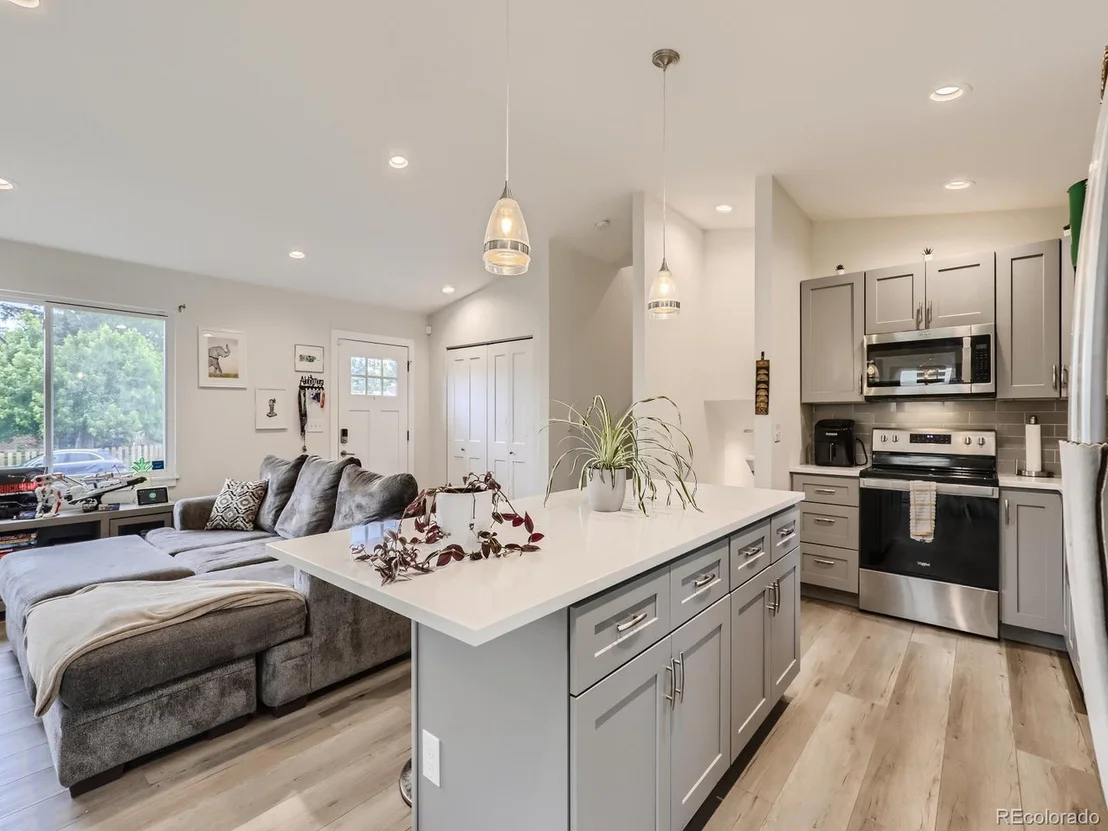 Photo of 899 Evanston St