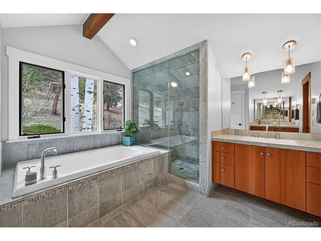 Photo of 528 W Meadow Rd