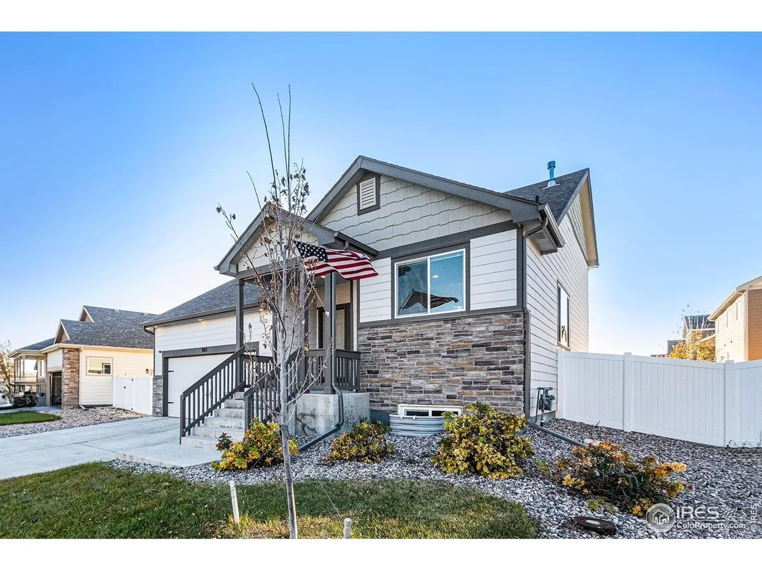 Photo of 985 Axis Dr