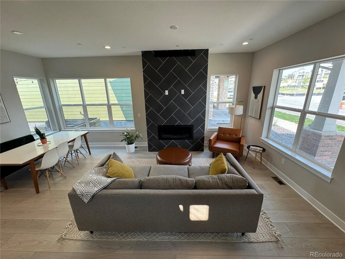 Photo of 958 Superior Dr