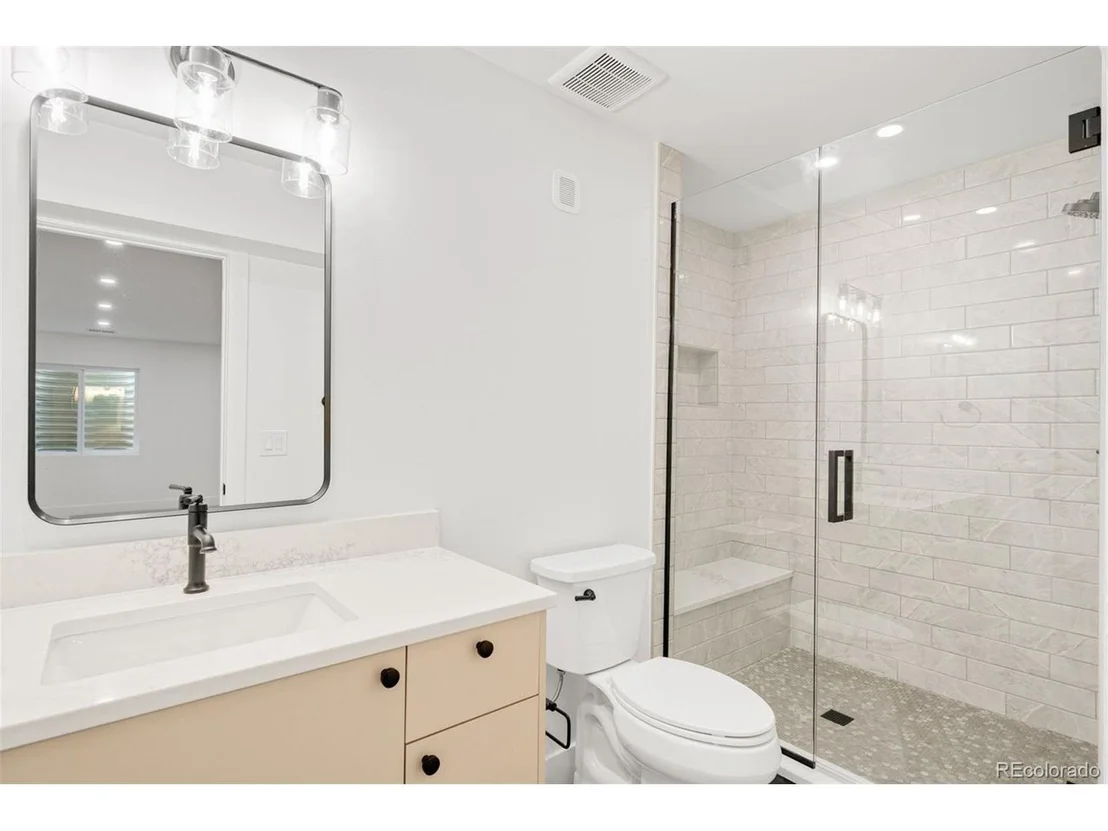 Photo of 3930 W Byron Pl