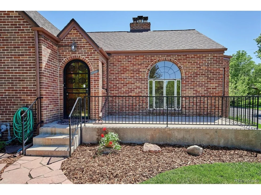 Photo of 1100 Grape St