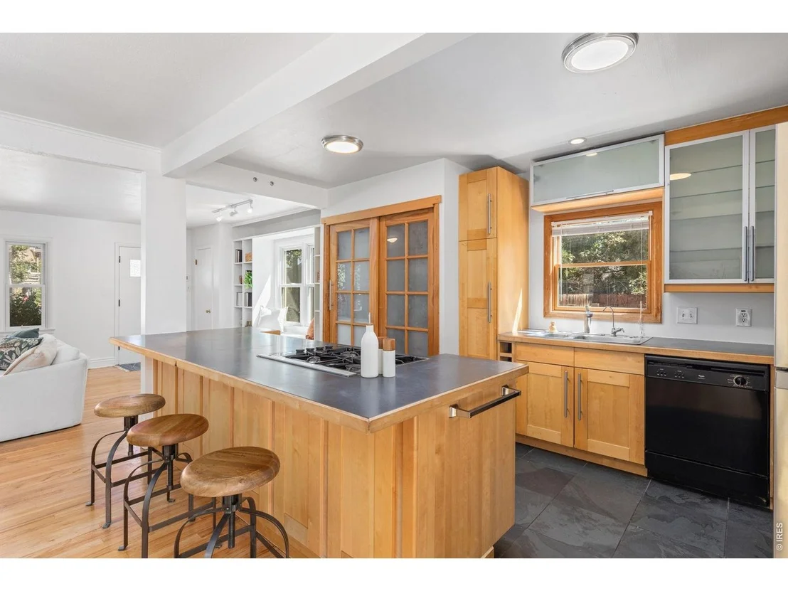 Photo of 2328 Walnut St