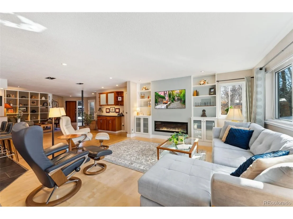 Photo of 831 Crescent Dr