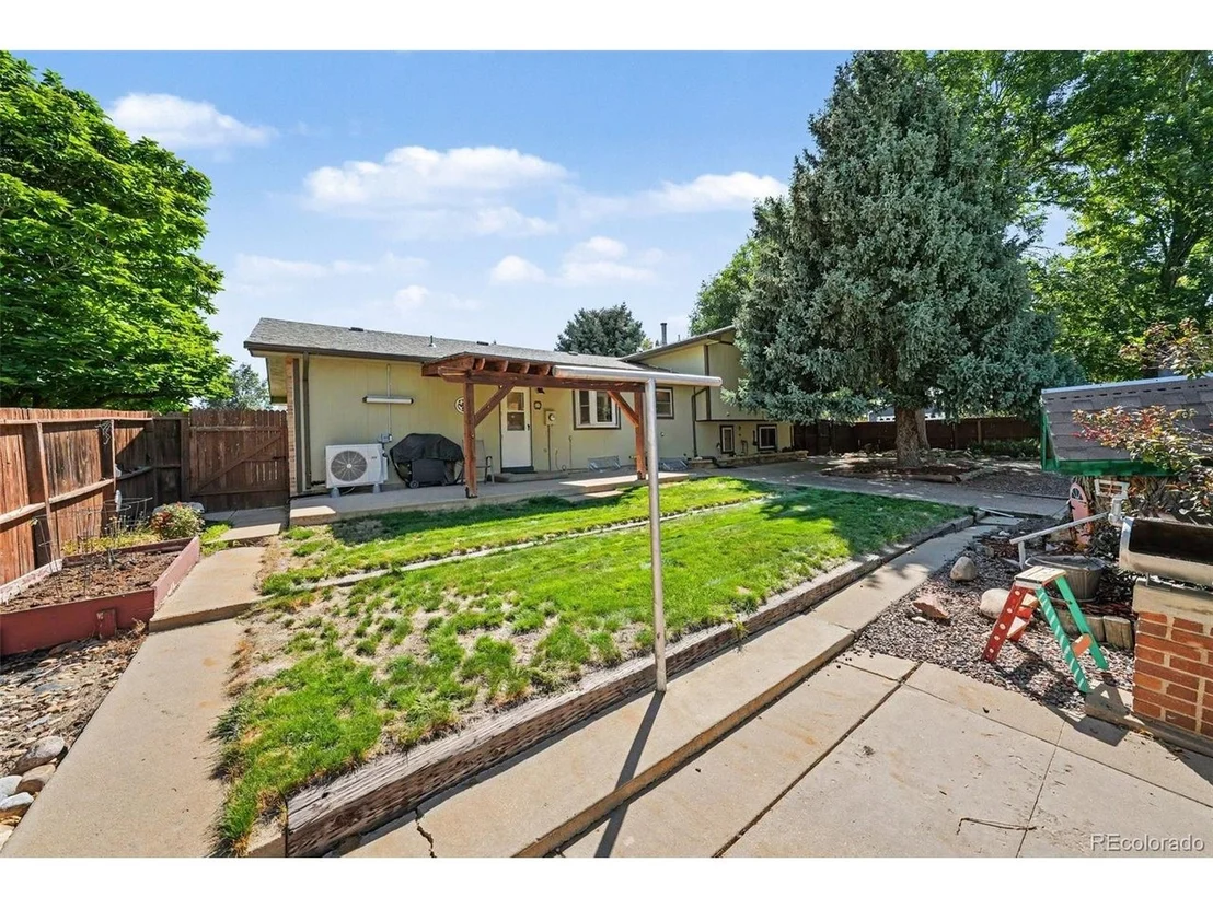 Photo of 327 Maple Dr