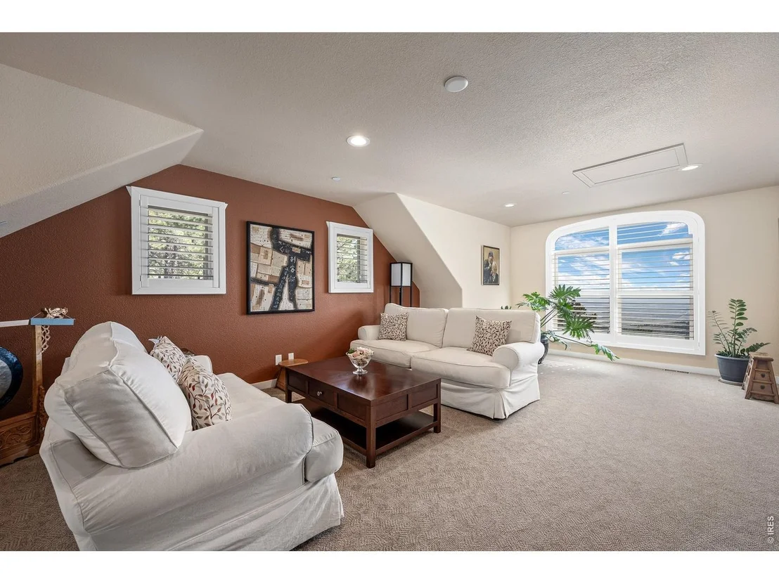 Photo of 820 Peakview Rd