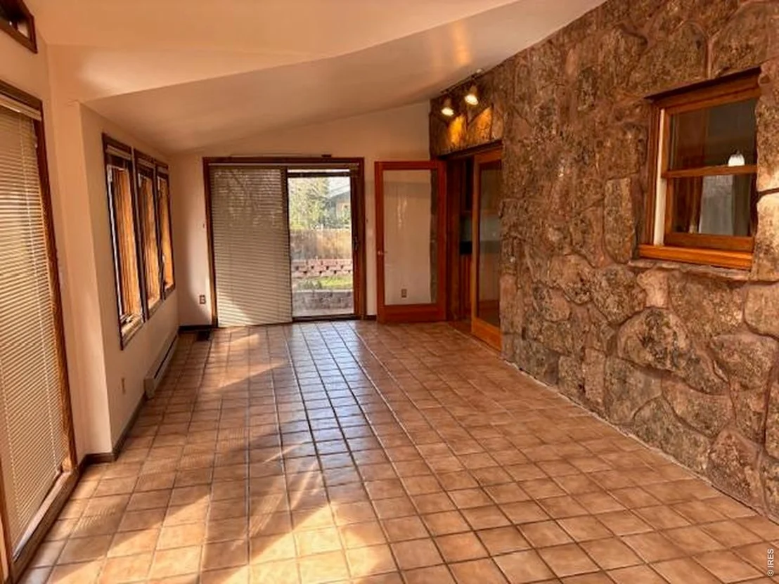 Photo of 3331 Lakeview Cir