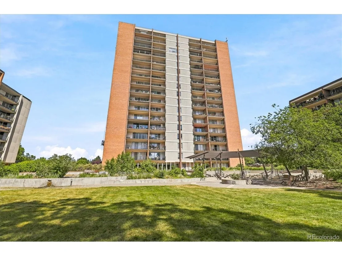 Photo of Unit 1007 at 955 Eudora St
