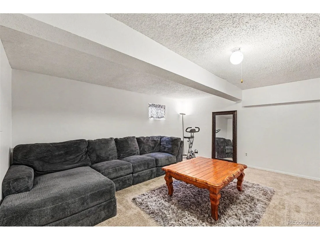 Photo of 9875 Iris St