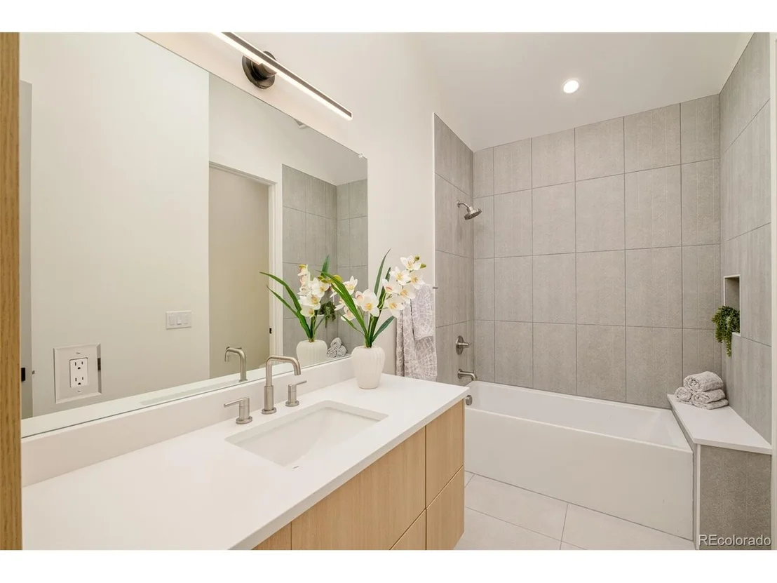 Photo of 570 Cook St
