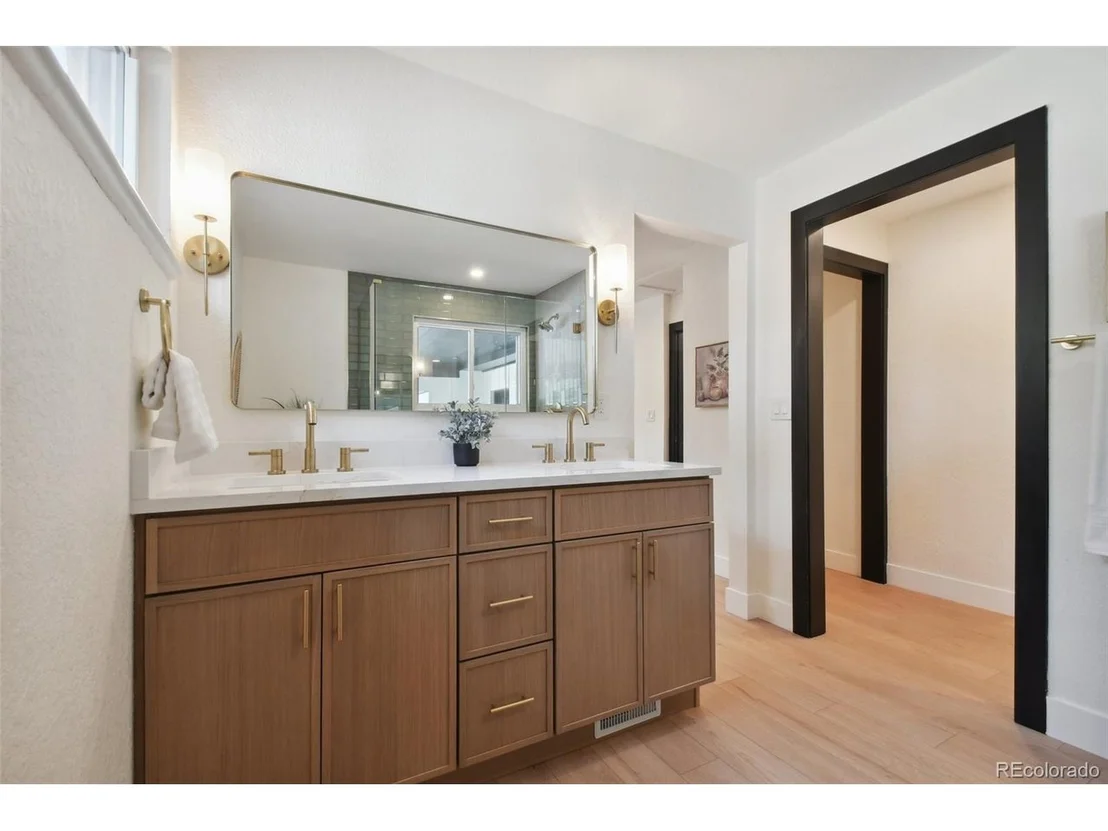 Photo of 605 W Easter Pl