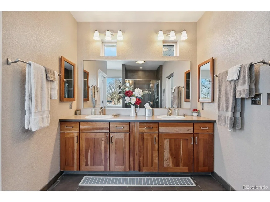 Photo of 831 Crescent Dr