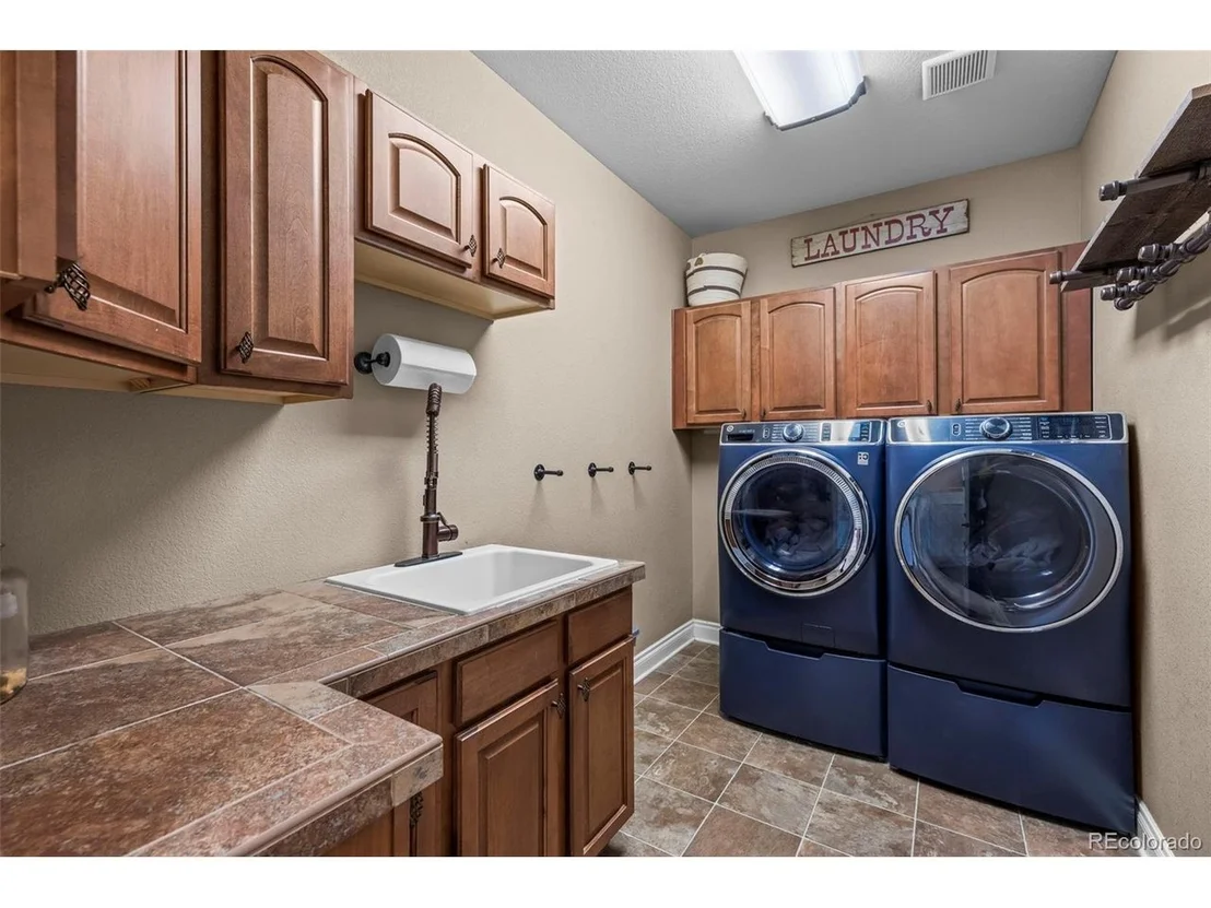 Photo of 5565 Southwind Cir