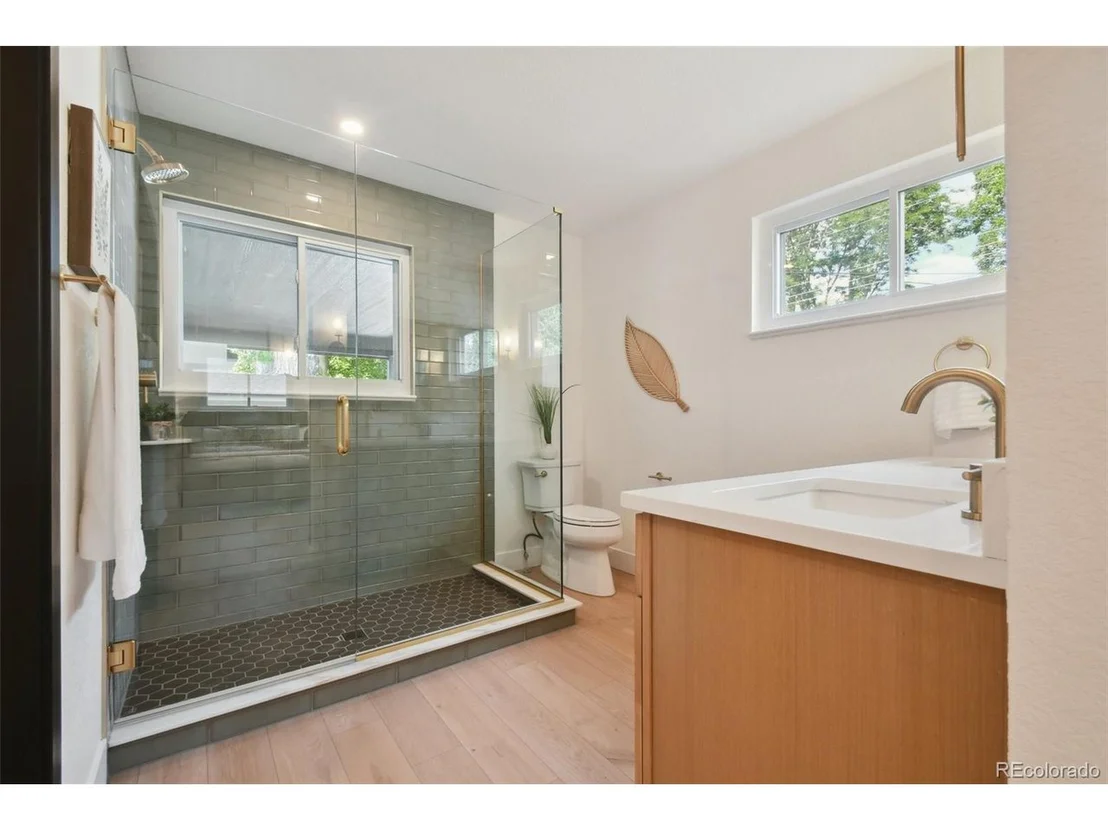 Photo of 605 W Easter Pl