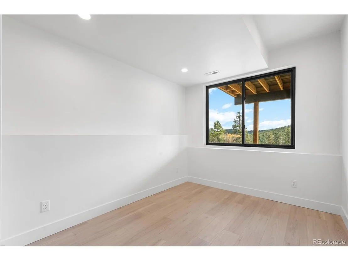 Photo of 542 Conifer Dr
