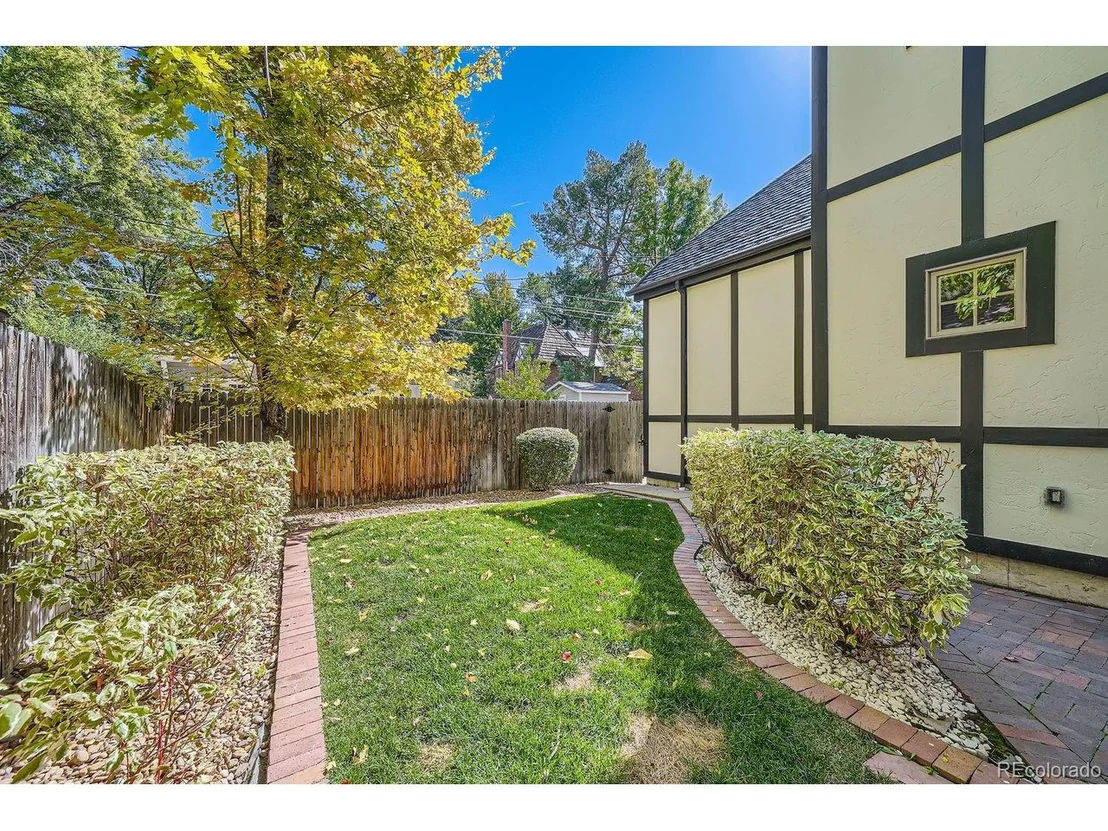 Photo of 1650 Locust St