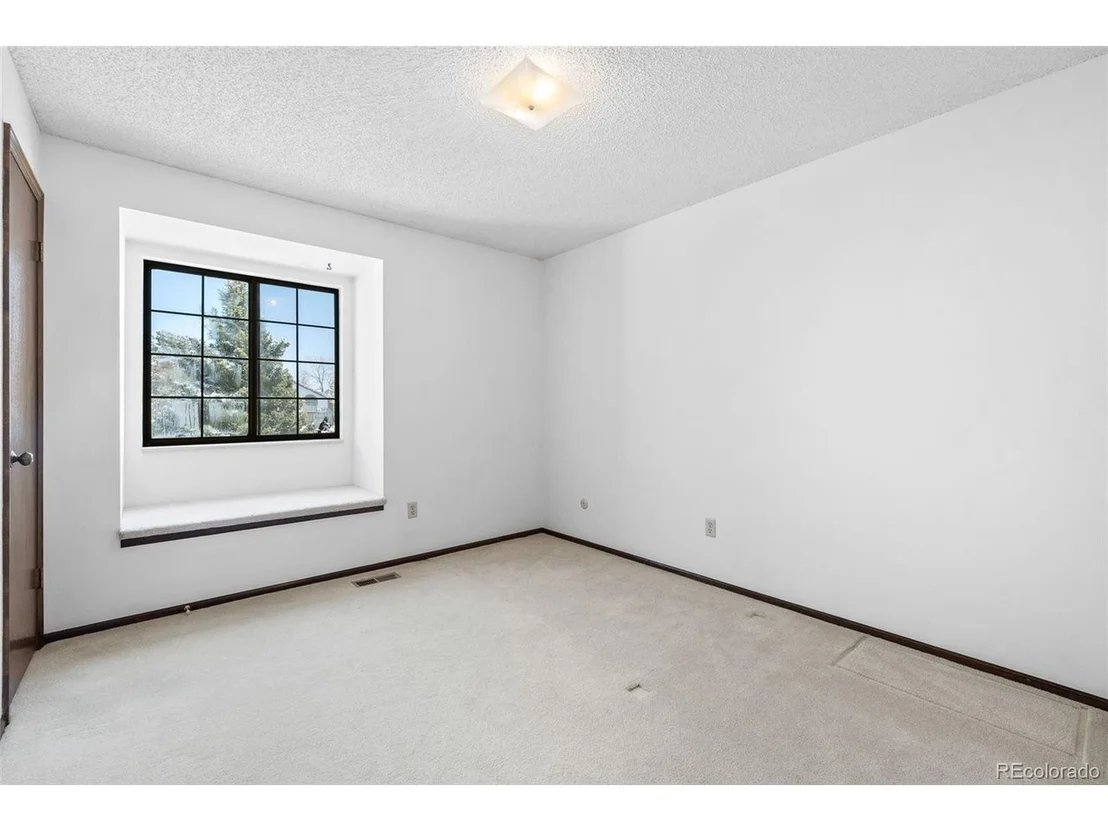 Photo of 8181 Queen St