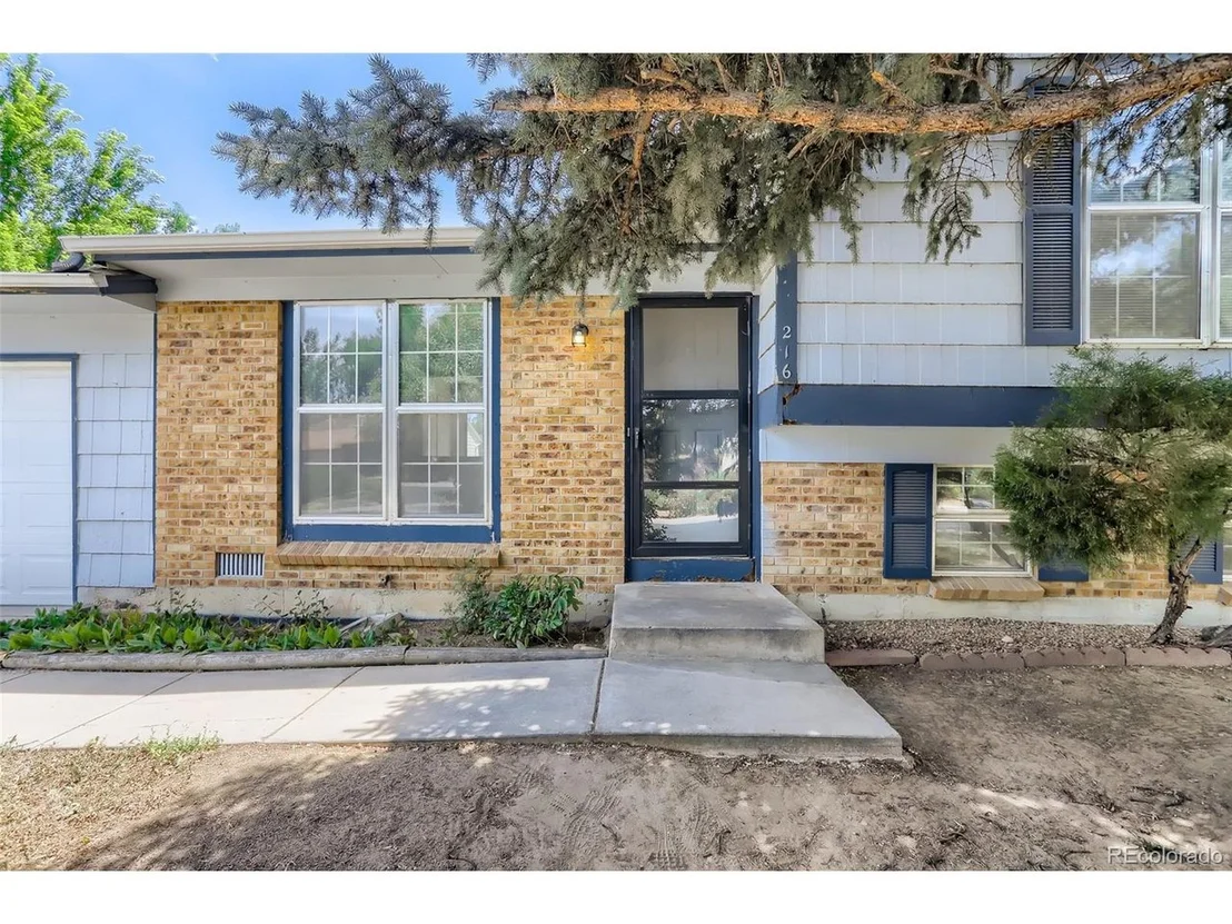 Photo of 216 Summit Cir
