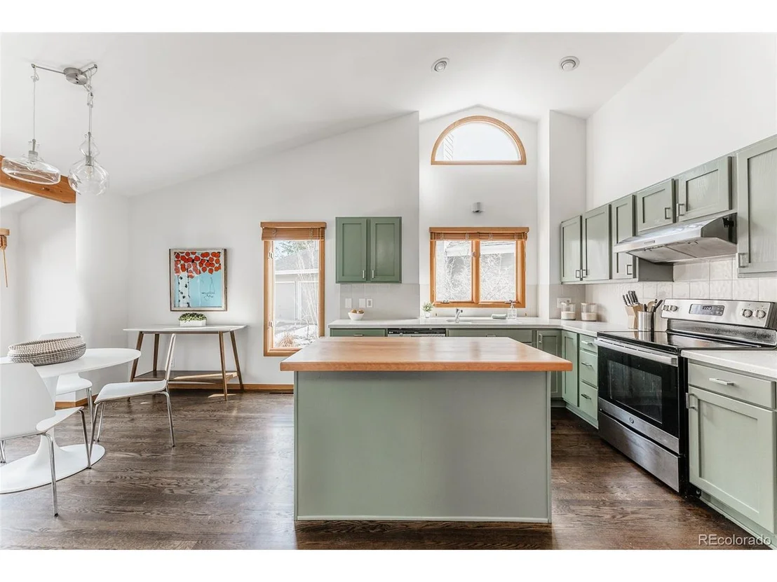Photo of 847 Racquet Ln