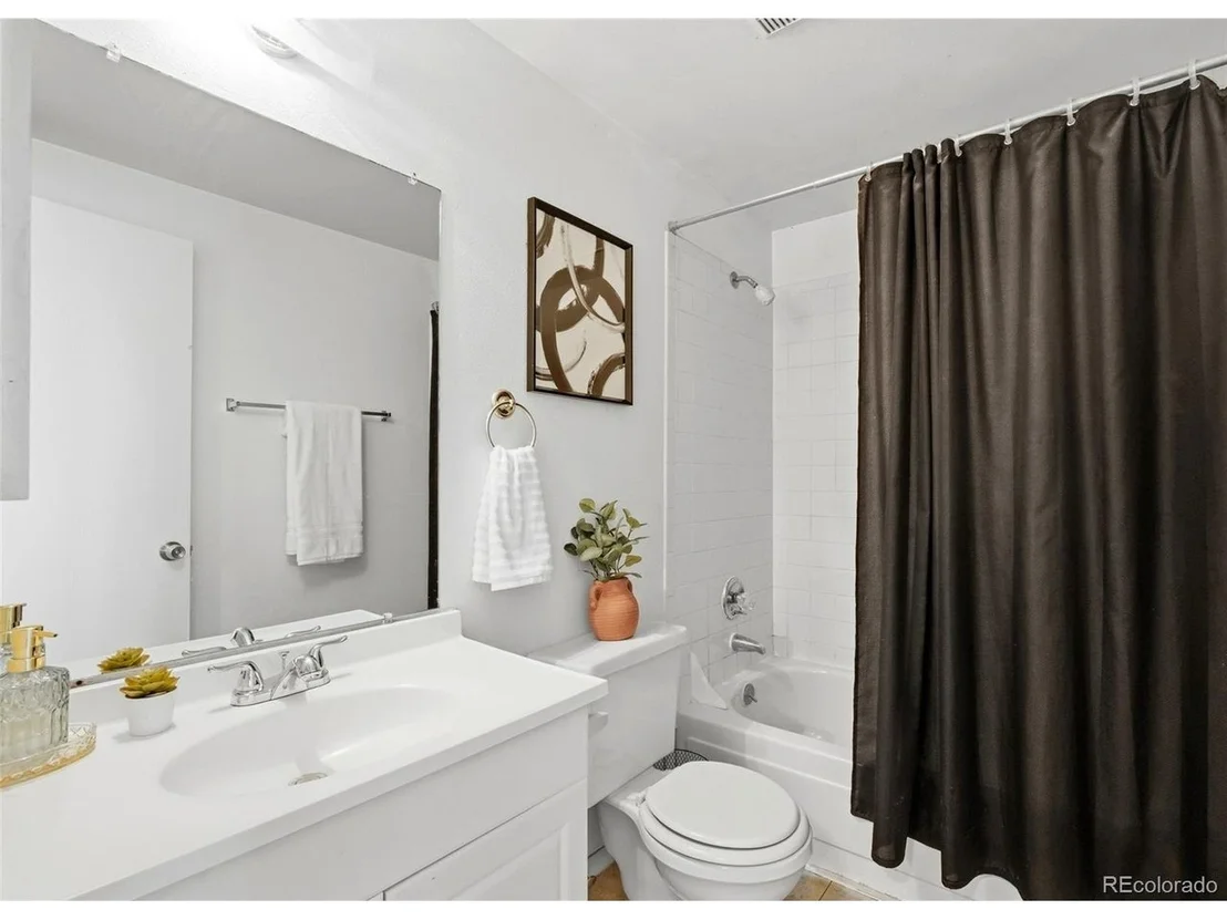 Photo of 1060 Downing Way