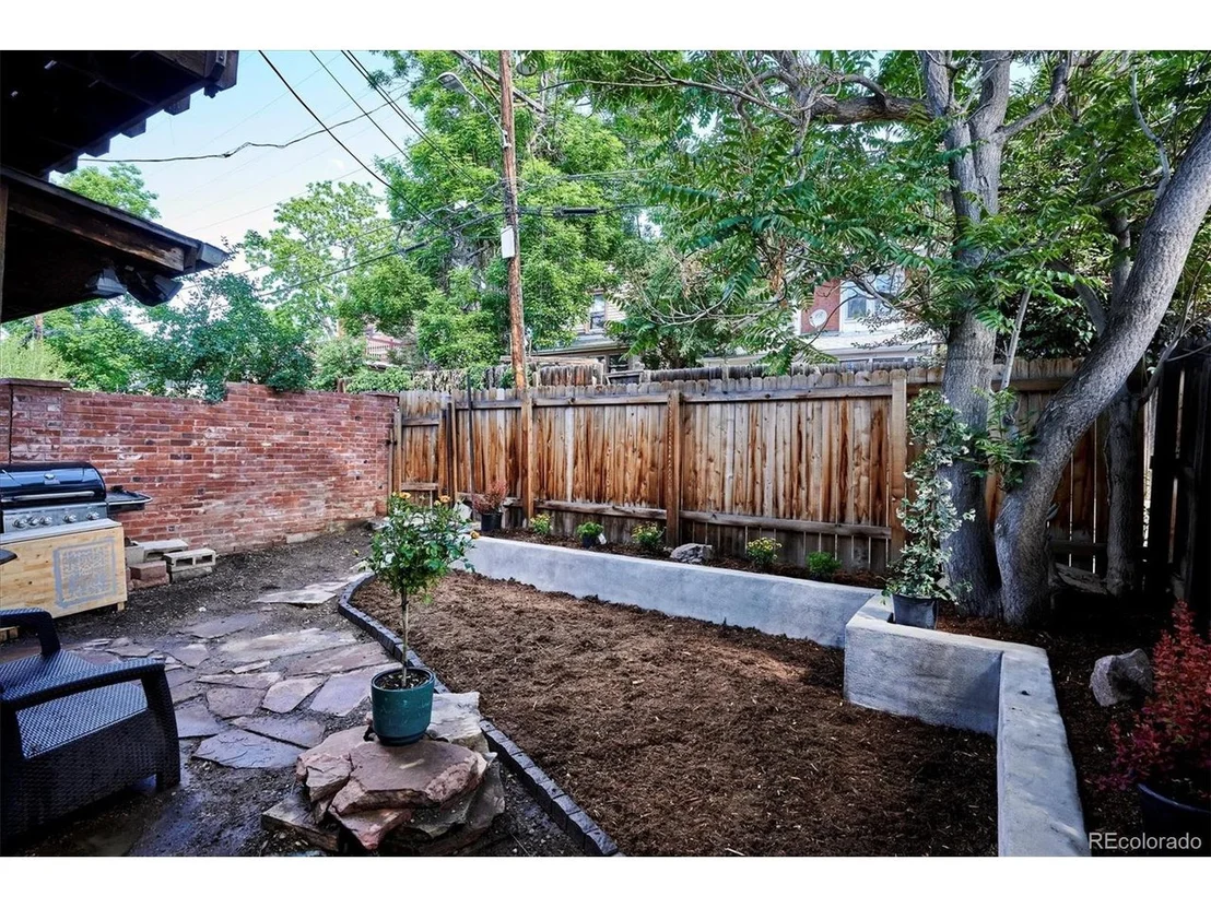 Photo of 2477 W Argyle Pl