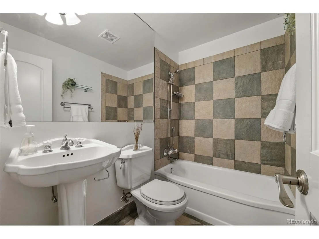 Photo of 1075 Jersey St