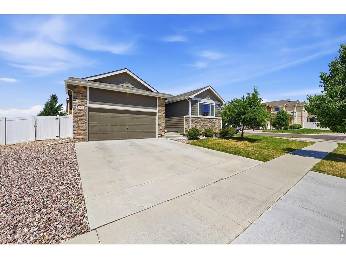 Photo of 987 Axis Dr