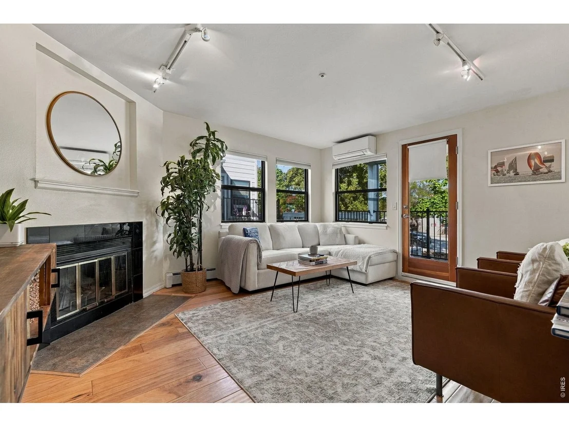 Photo of Unit 5 at 3025 Broadway St