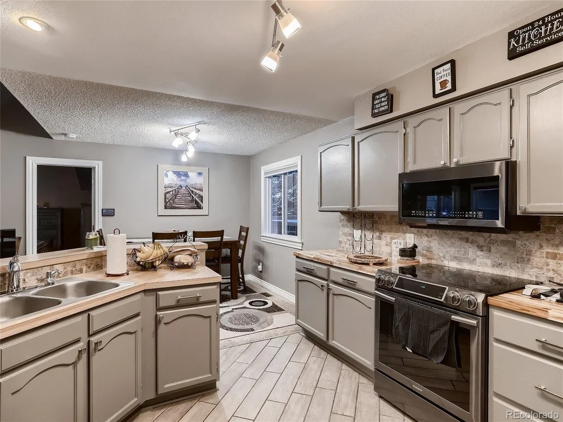 Photo of 8822 Cloverleaf Cir