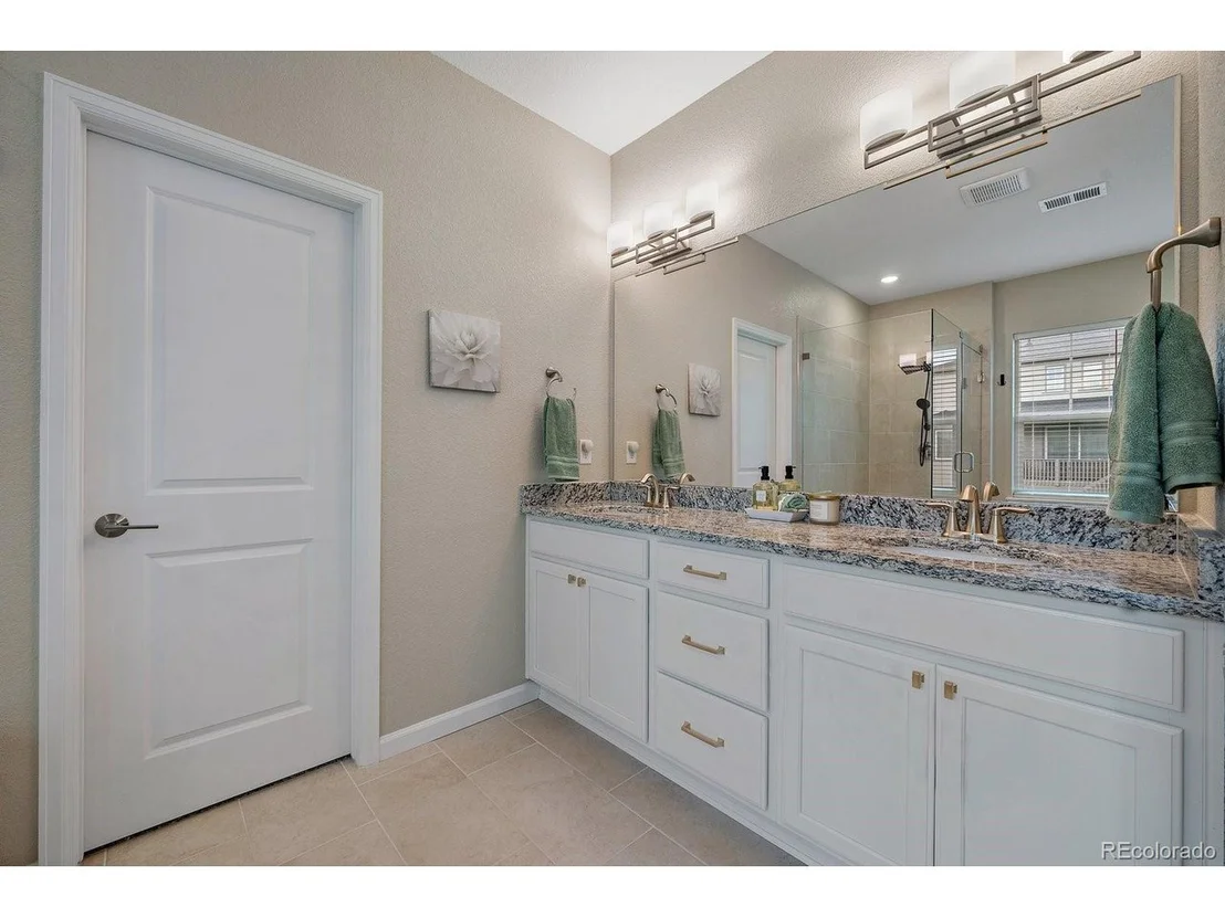 Photo of 7112 S Waterloo Way