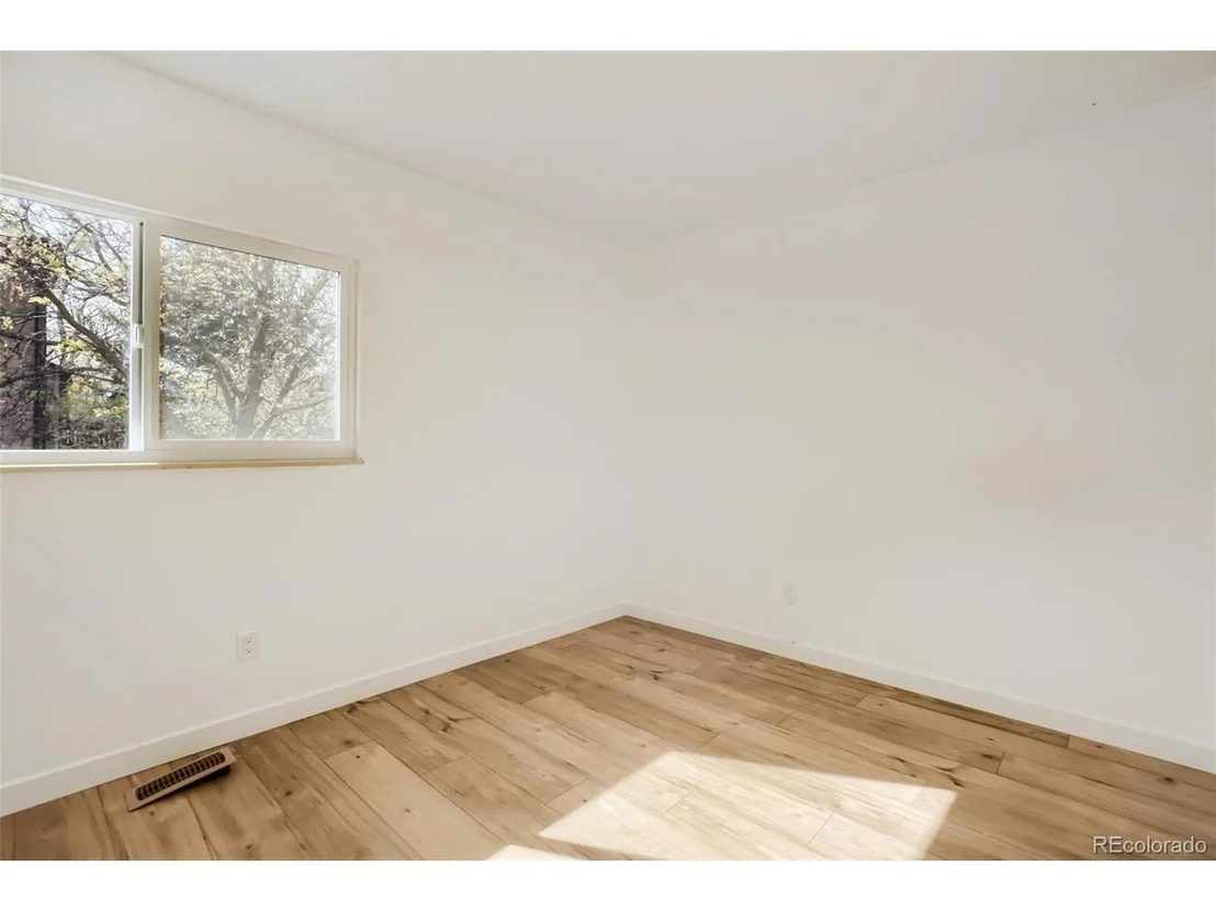 Photo of 1215 Devonshire Ct