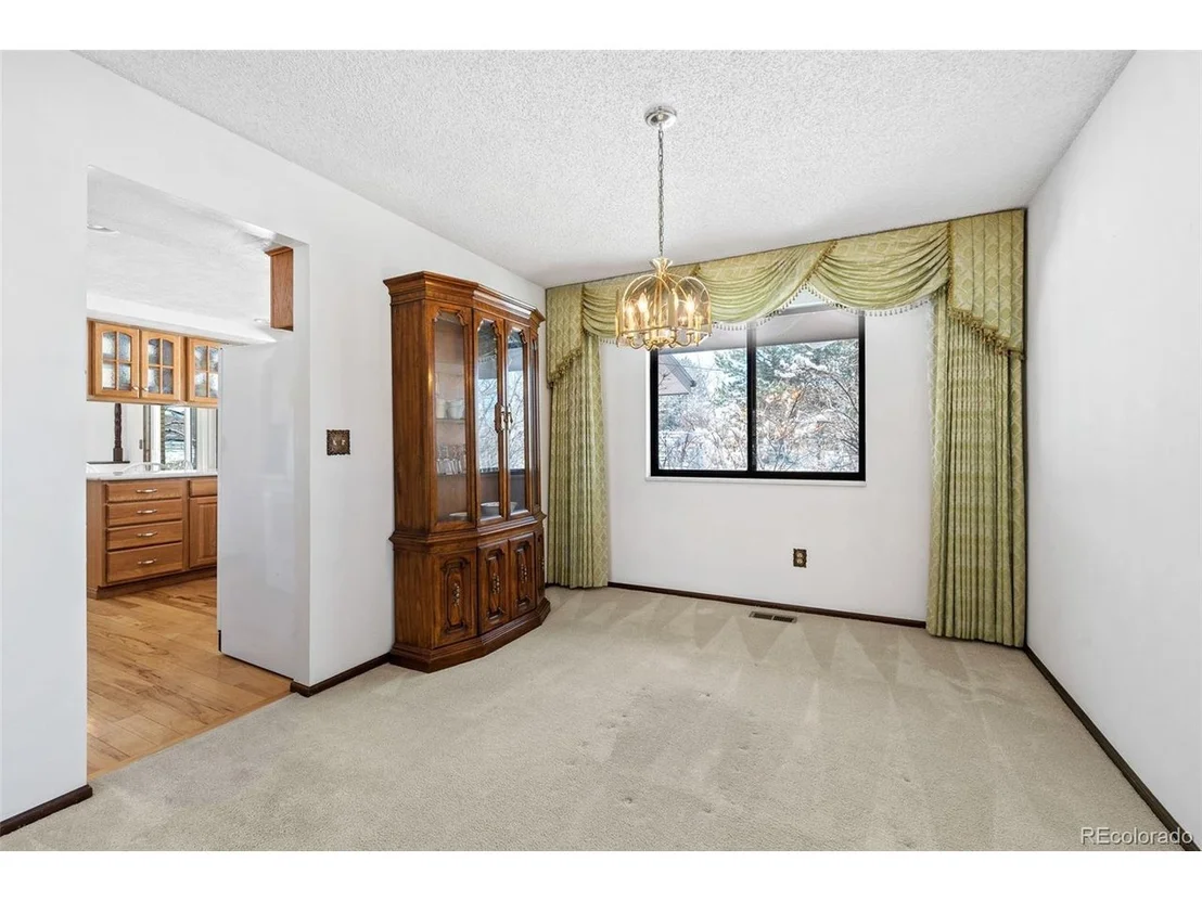 Photo of 8181 Queen St