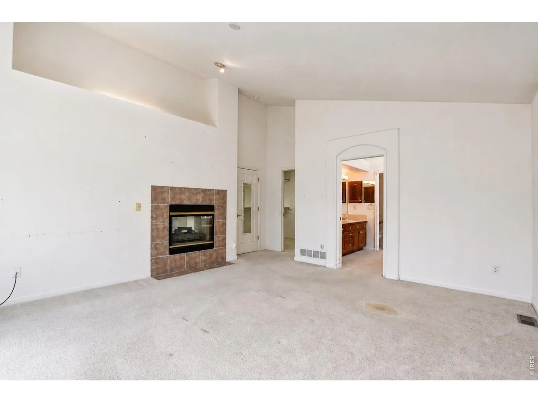 Photo of 925 Deerhurst Cir