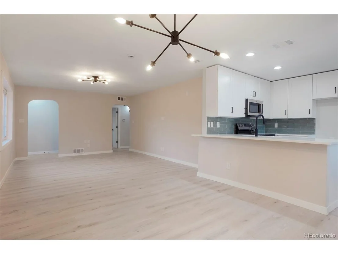 Photo of 991 Russell Blvd