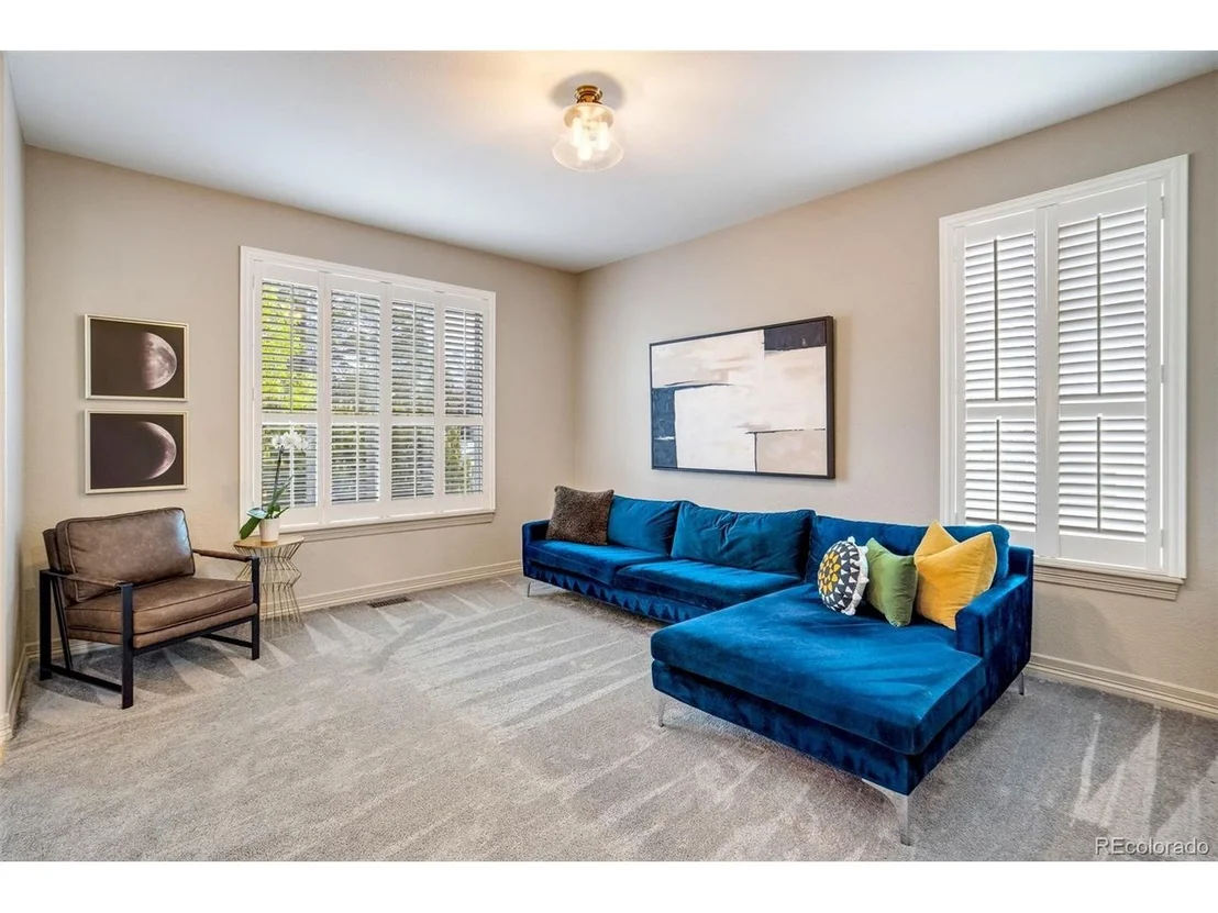 Photo of 327 Ingleton Ct
