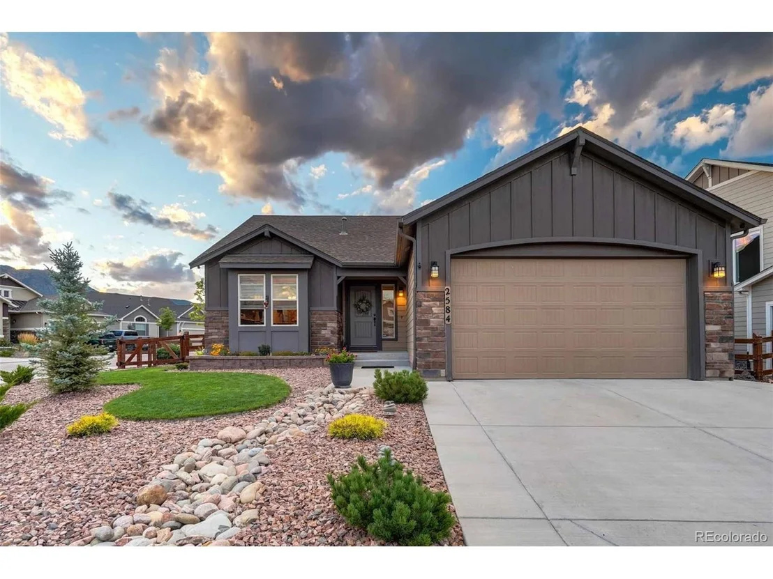 Photo of 2584 Lakes Edge Dr