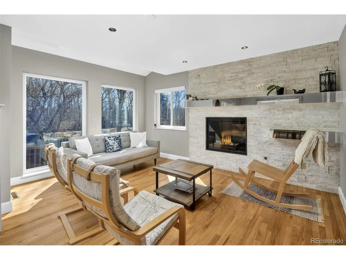 Photo of 72 Mineola Ct