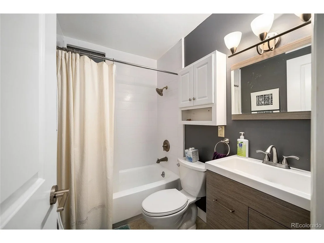 Photo of 6045 Queen St