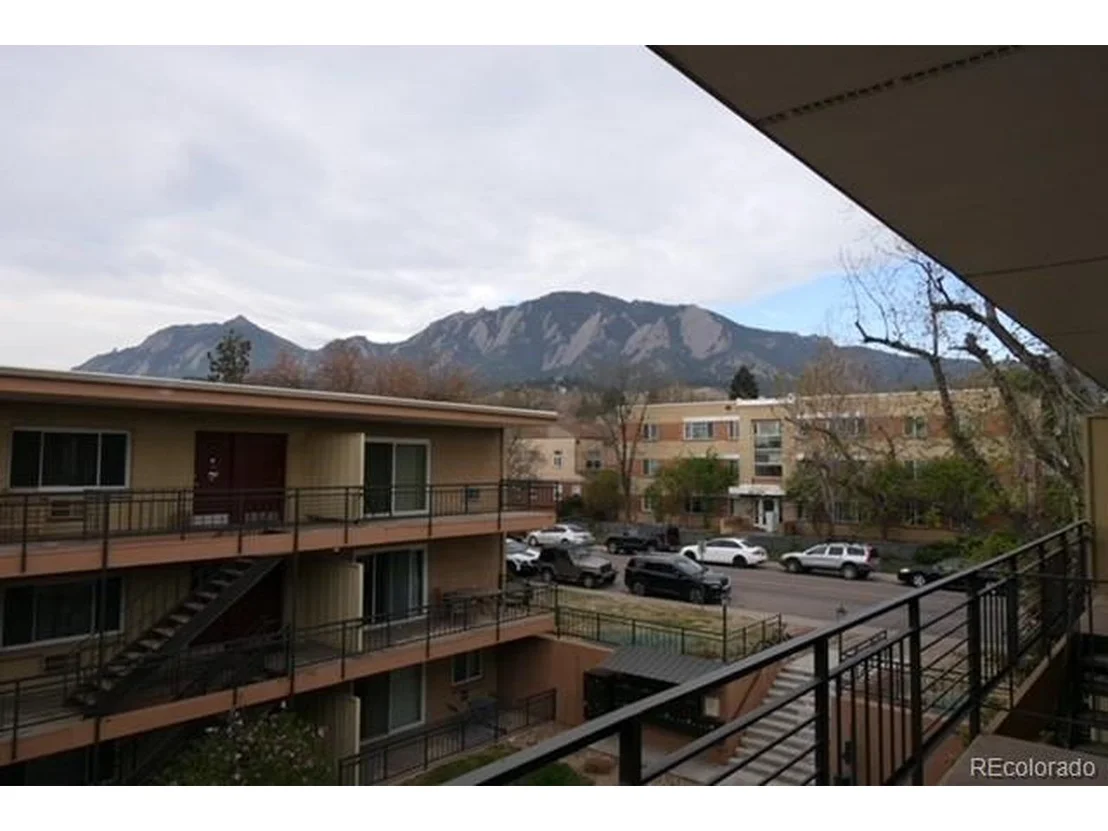 Photo of Unit 303 at 830 20th St