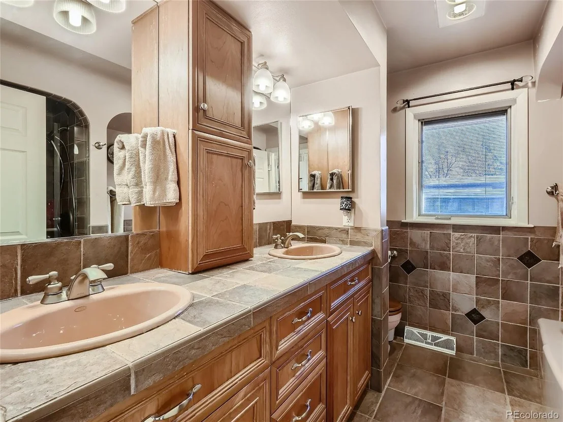 Photo of 2111 Glenfair Dr