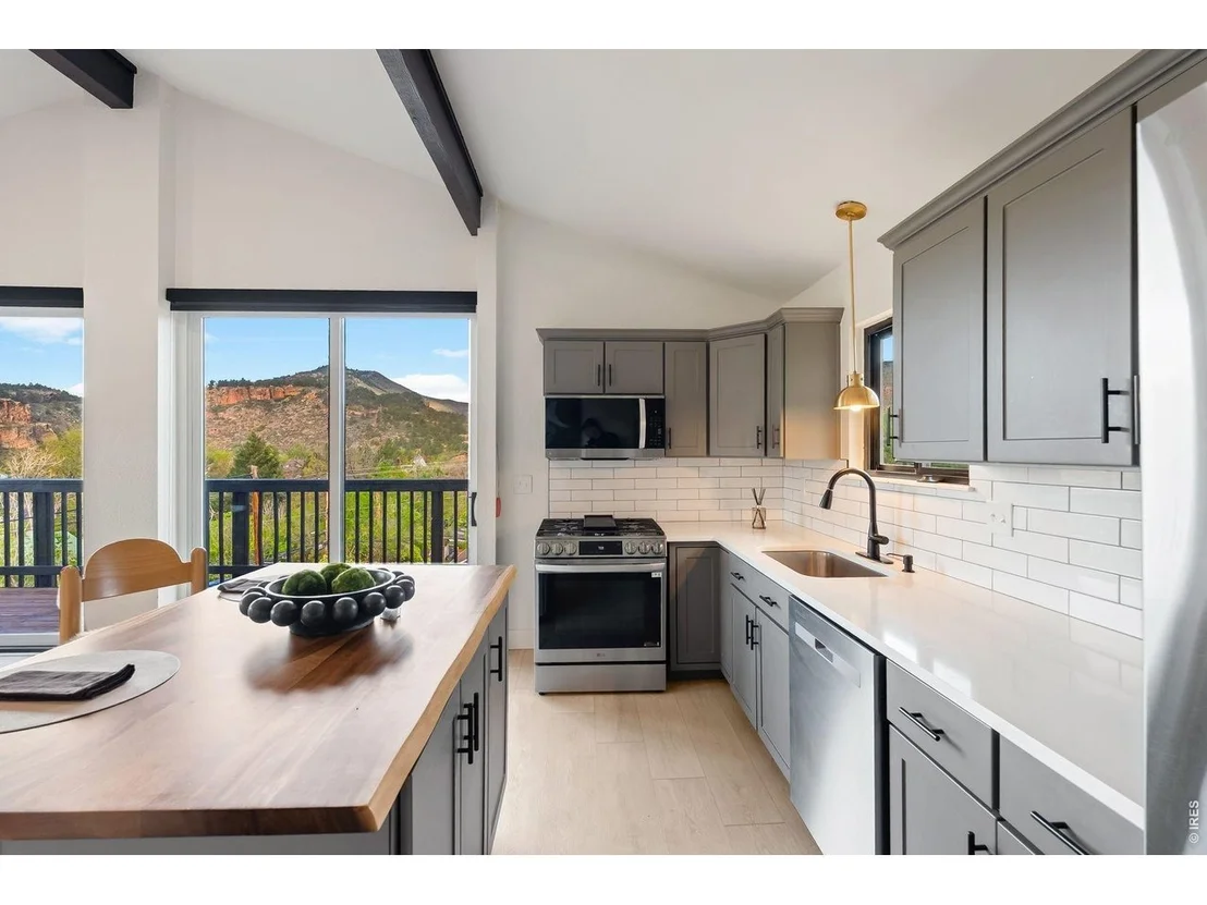 Photo of 926 4th Ave