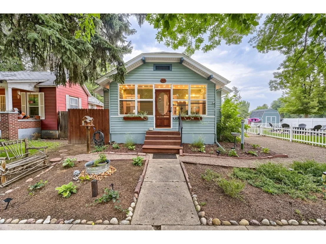 Photo of 202 8th Ave