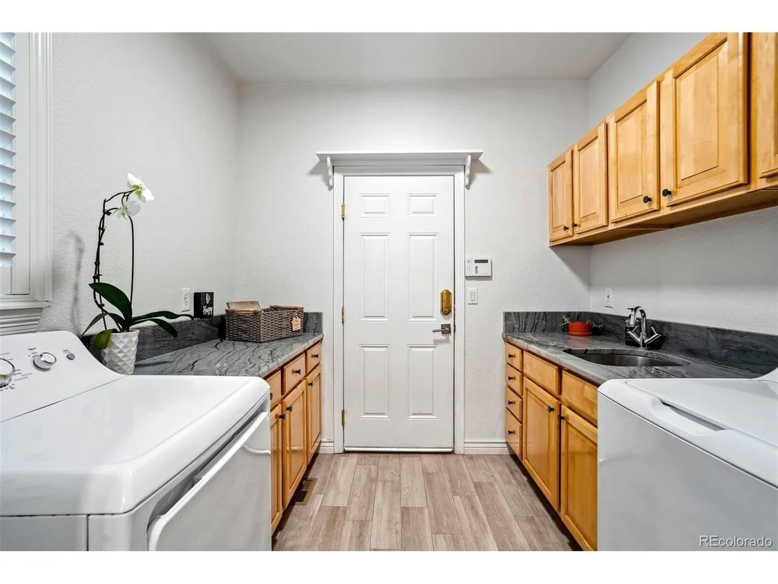 Photo of 327 Ingleton Ct
