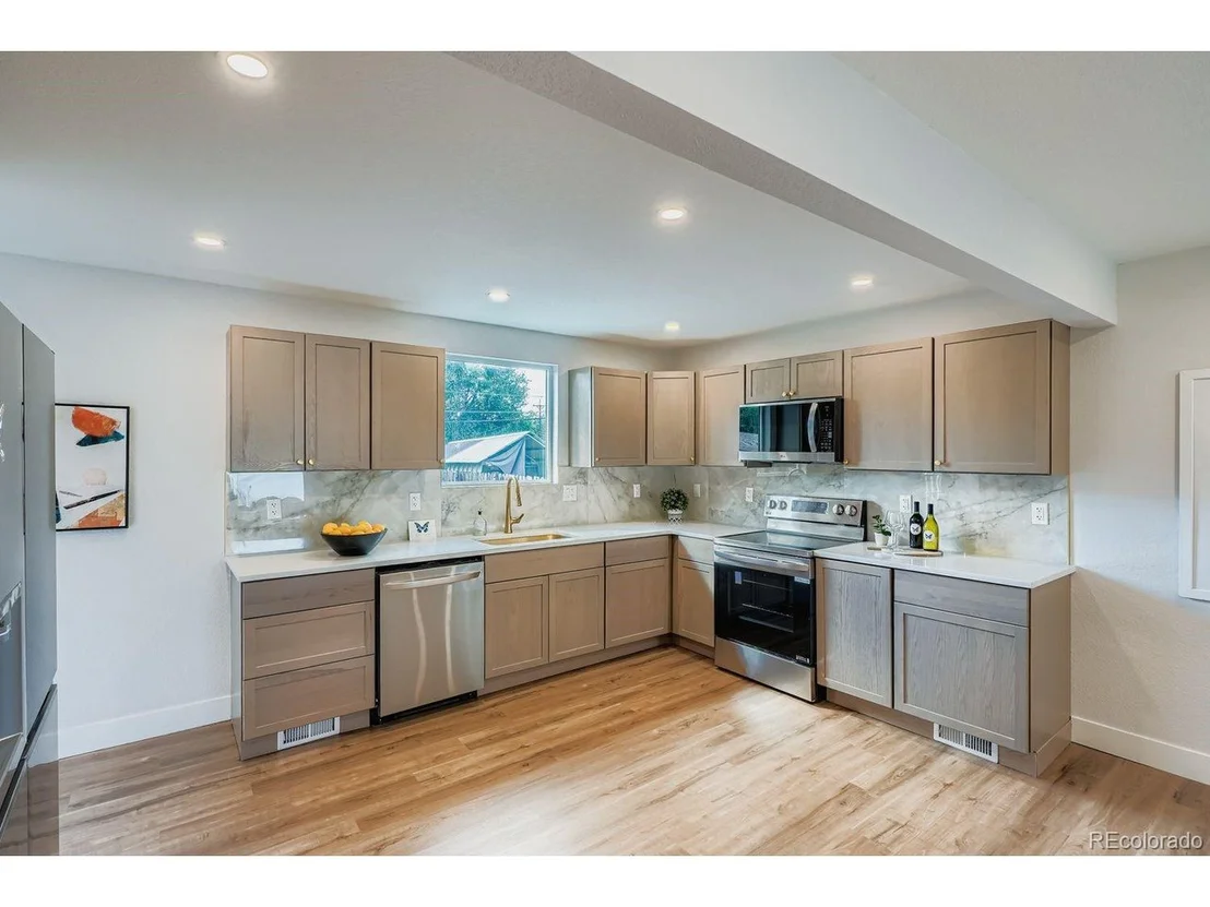 Photo of 1673 Lansing St