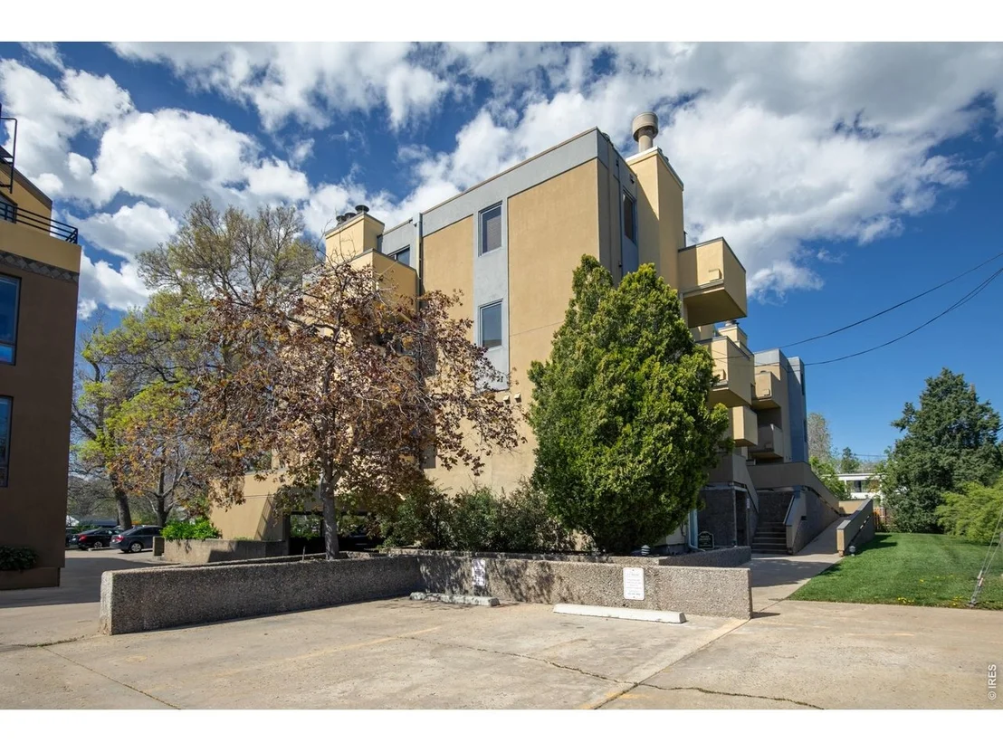 Photo of Unit 1 at 2711 Mapleton Ave